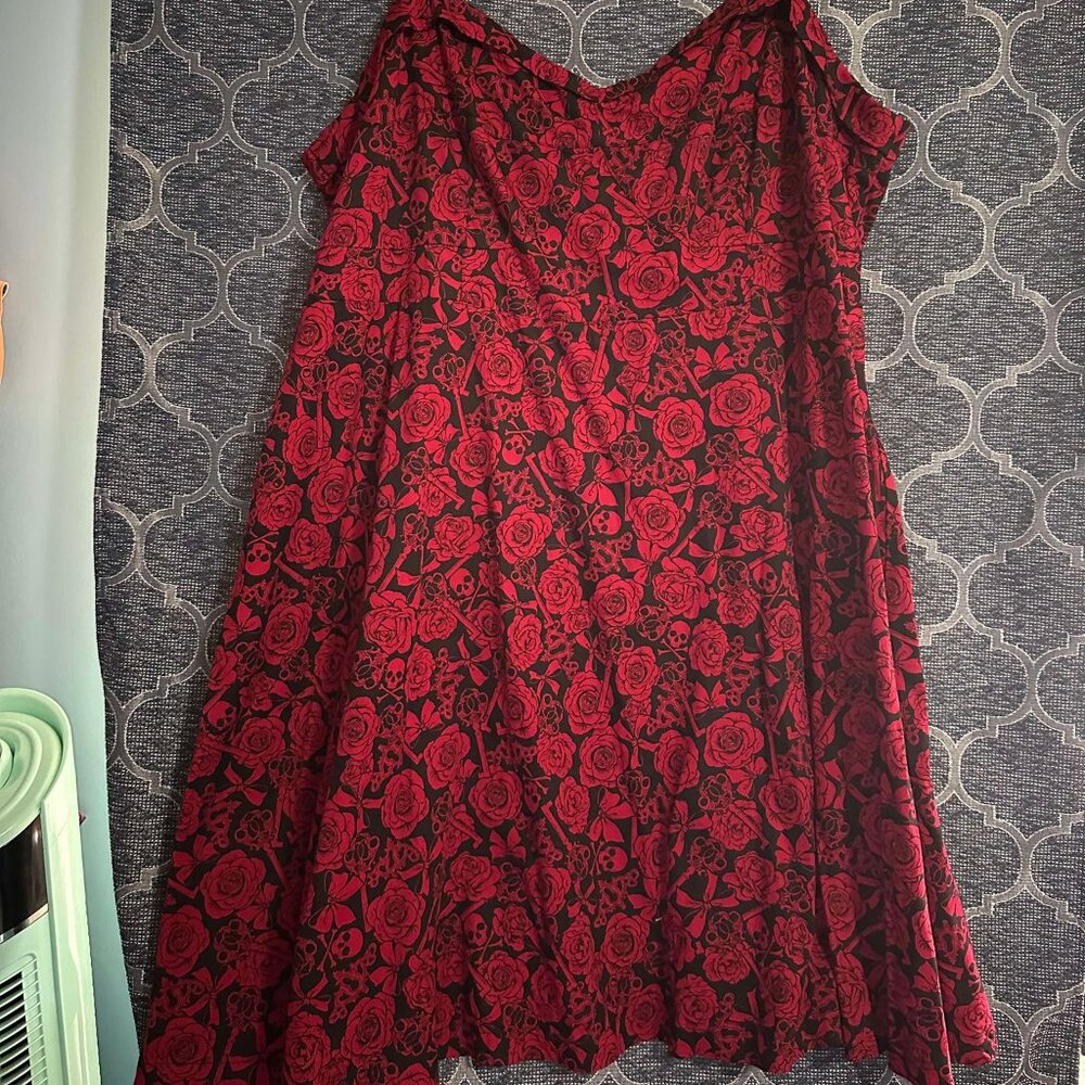 Retro Chic by Torrid EUC women's 30(6x) roses, keys, skull sleeveless